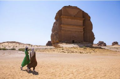 السائحات الأجنبيات بدون عباءة واللباس المحتشم مطلوب