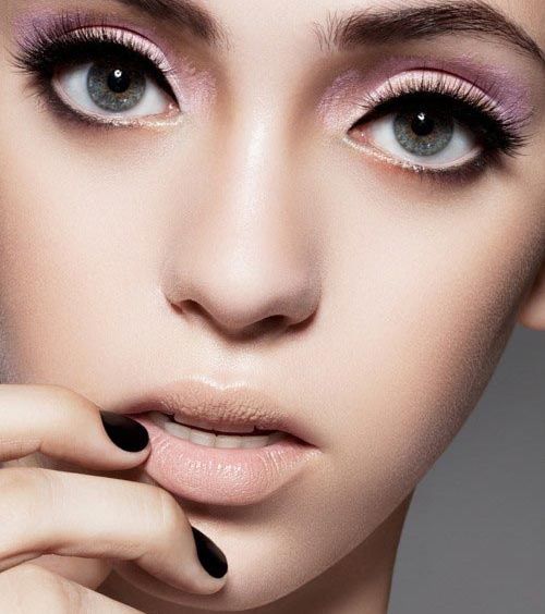 مكياج رقيق بين النيود والباستيل