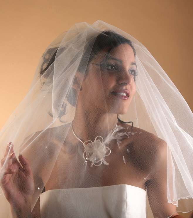 أبسط 10 تسريحات الشعر المرفوع للعروس