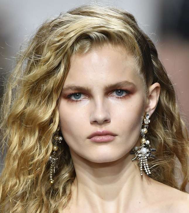 الماكياج الأنيق والشعر المجعّد مع Topshop Unique