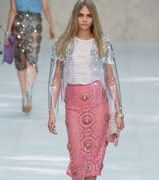 كارا ديليفين تتألق خلال عرض أزياء بربري لربيع وصيف 2014