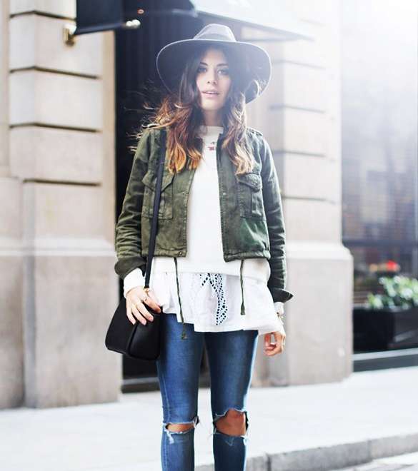 لاطلالة انيقة مع الجينز الممزق، ارتدي السترة العسكرية