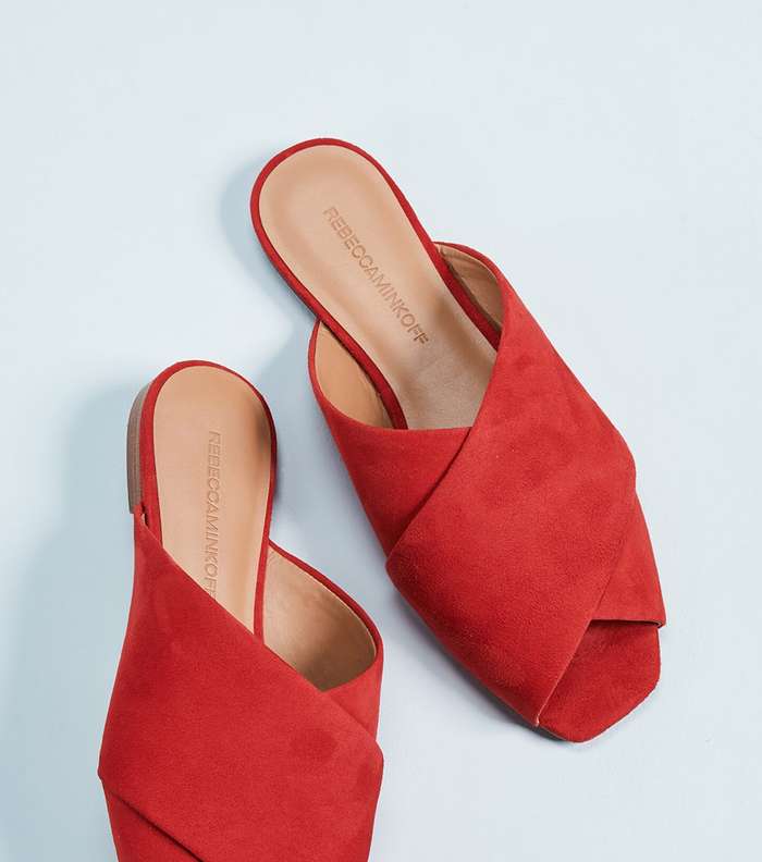 حذاء مسطح من ريبيكا مينكوف لاطلالة مميزة في شهر رمضان