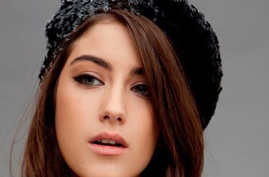 هزال كايا بماكياج رسمة القطة مع أحمر الشفاه النيود