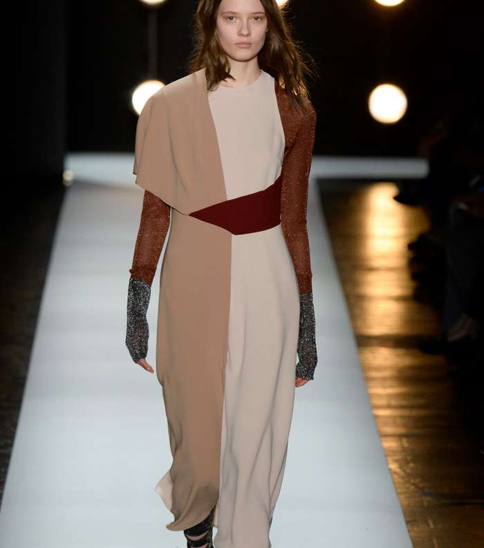 موضة الفساتين متوسطة الطول بموضة الـ Color Blocks من BCBG لشتاء 2017