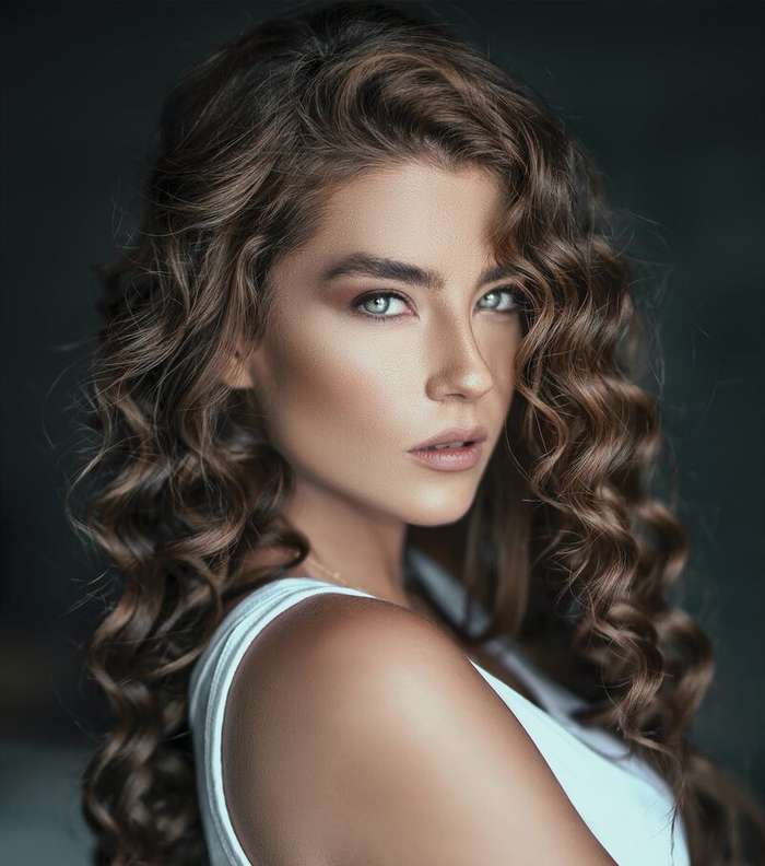صور اجمل تسريحات للشعر المموج الطويل