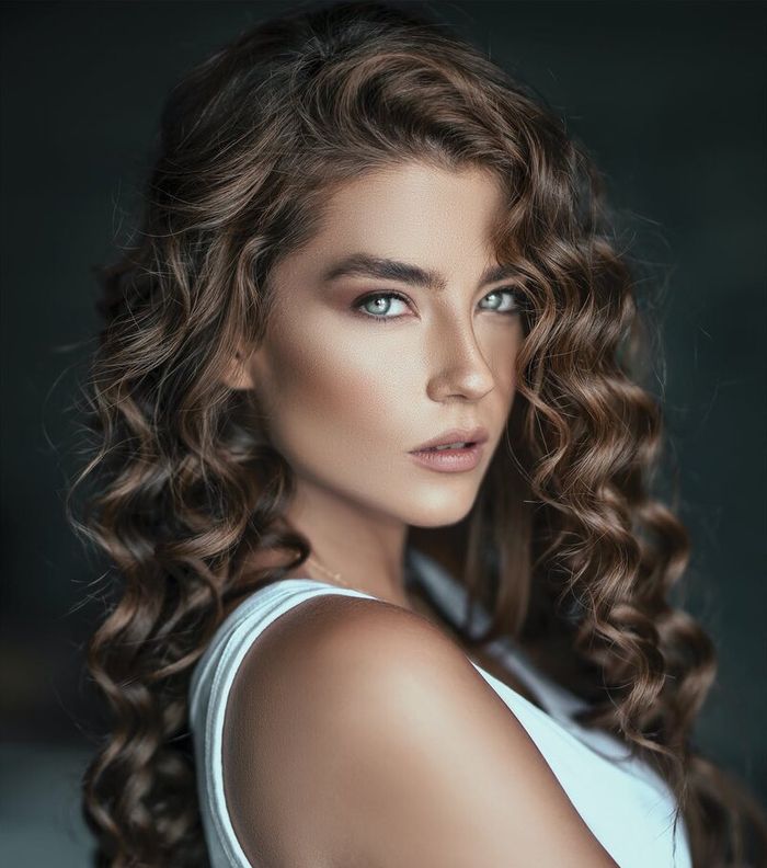 صور اجمل تسريحات للشعر المموج الطويل