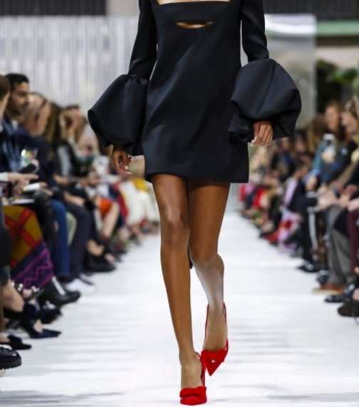 فستان قصير بالأكمام الواسعة من توقيع علامة فالينتينو