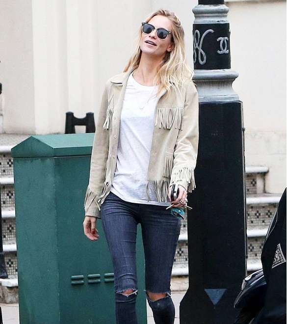 لإطلالة مميّزة، نسّقي سترة الشراريب مع الجينز الضيق وأحذية الكاحل