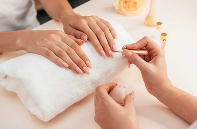 مكون لتقوية الاظافر تستخدمه الانفلونسرز