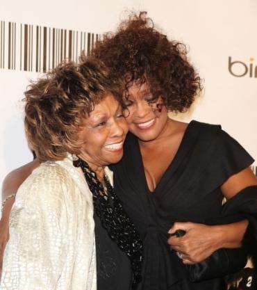صور: والدة ويتني هيوستن تفضح خبايا حياة النجمة الراحلة في كتاب