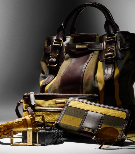 مجموعة من الحقائب والأكسسوارات باللون الأخضر الزيتي من Burberry لتتألقي في اليوم
