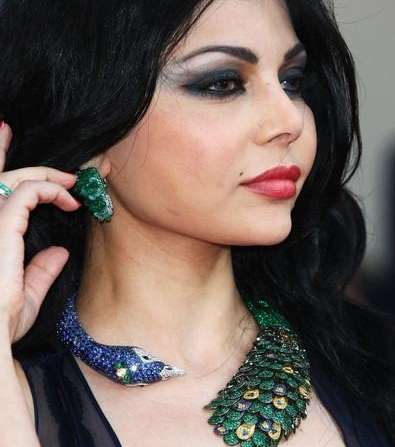 هيفاء وهبي تختار الأطواق على شكل أفعى