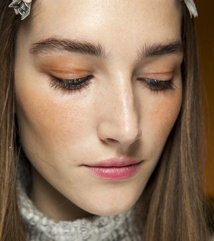 Emilio Pucci مع الوجه البرونزي والشعر المالس