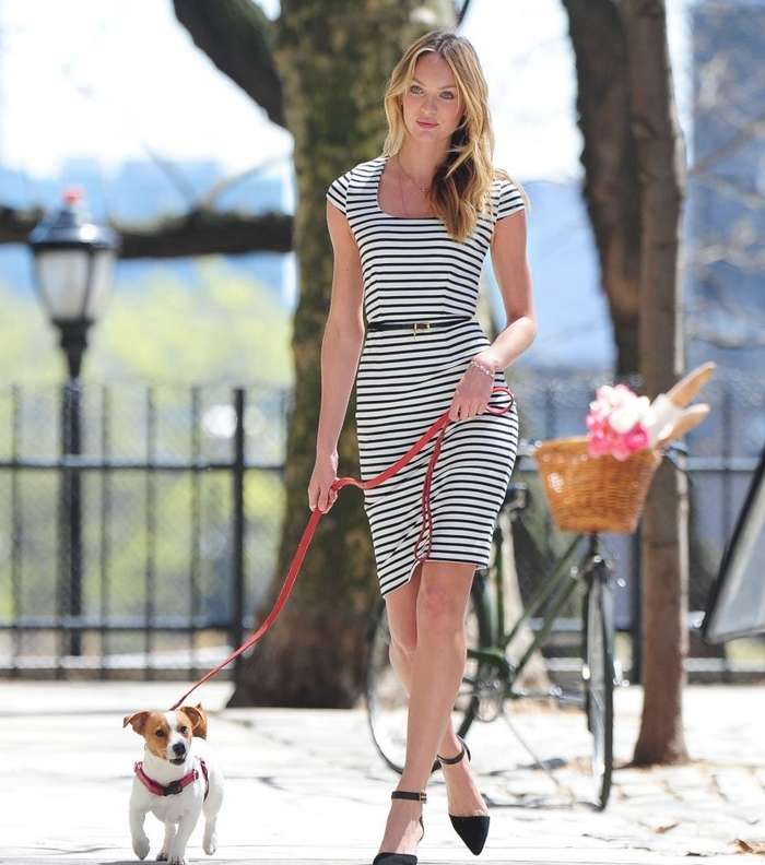 اختاري الفساتين بالأقمشة المقلمة على طريقة عارضة أزياء فيكتوريا سيكريت