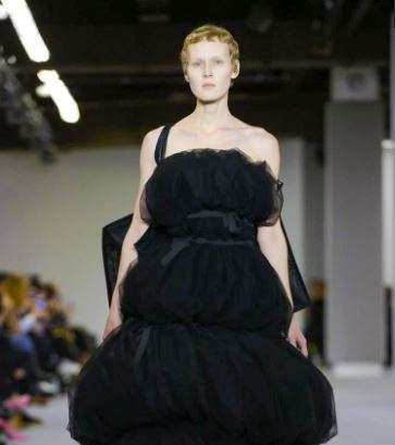فستان بطبقات منفوخة ومزمومة من توقيع علامة بلانسياغا Balenciaga لشتاء 2018