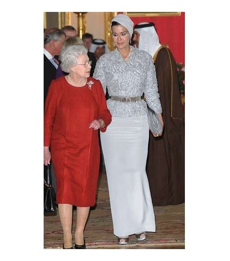 الشيخة موزة تتألق بأجمل الأزياء 