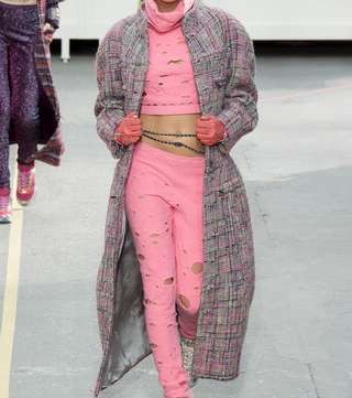 كارا ديليفن تتألق في عرض CHANEL للأزياء الراقية لموسم خريف وشتاء 2014-2015