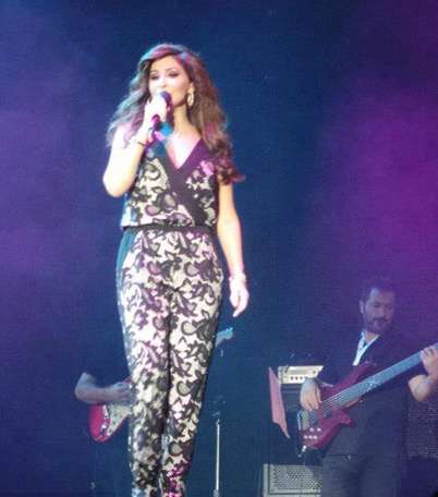 بالصور، إليسا والفنانات العربيات يعتمدن مؤخراً موضة الأوفرول