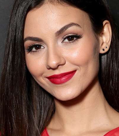 بالصور، باقة من صيحات ماكياج النجمات المميزة في يناير 2016