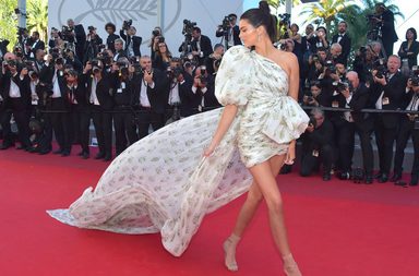 كيندال جينر بفستان من جيامباتيستا فالي في مهرجان كان 2017