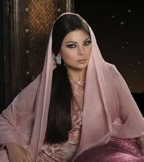 صورة لهيفاء وهبي بالحجاب