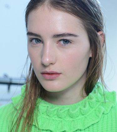 بشرة الأطفال الزهريّة عنوان ماكياج Christopher Kane