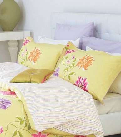 غطاء سرير بالأصفر والليلكي