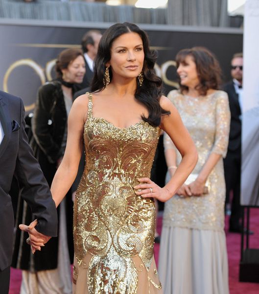 كاثرين زيتا جونز في كامل أناقتها على السجادة الحمراء مع زوجها مايكل دوغلاس 