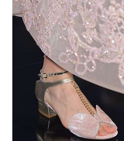 اليك الحذاء المسطح بكعب الـ Block Heels من ايلي صعب من مجموعة الازياء الراقية
