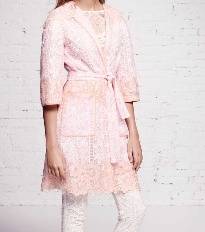 سترة الكيمونو من الدانتيل من مجموعة Blumarine Resort 2016