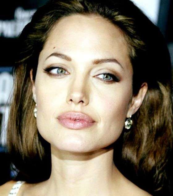 الوردي الخفيف يلوّن شفاهك بالحيوية