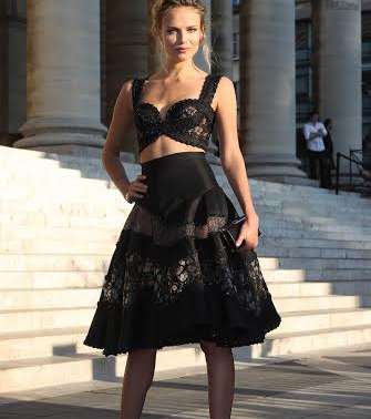إكتشفي إطلالة عارضة الأزياء الشهيرة Natasha Poly خلال عرض فيرساتشي لمجموعة الأزياء الراقية لشتاء 2015-2016