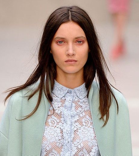 ظلال العيون الملوّنة أحاطت بعيون Burberry