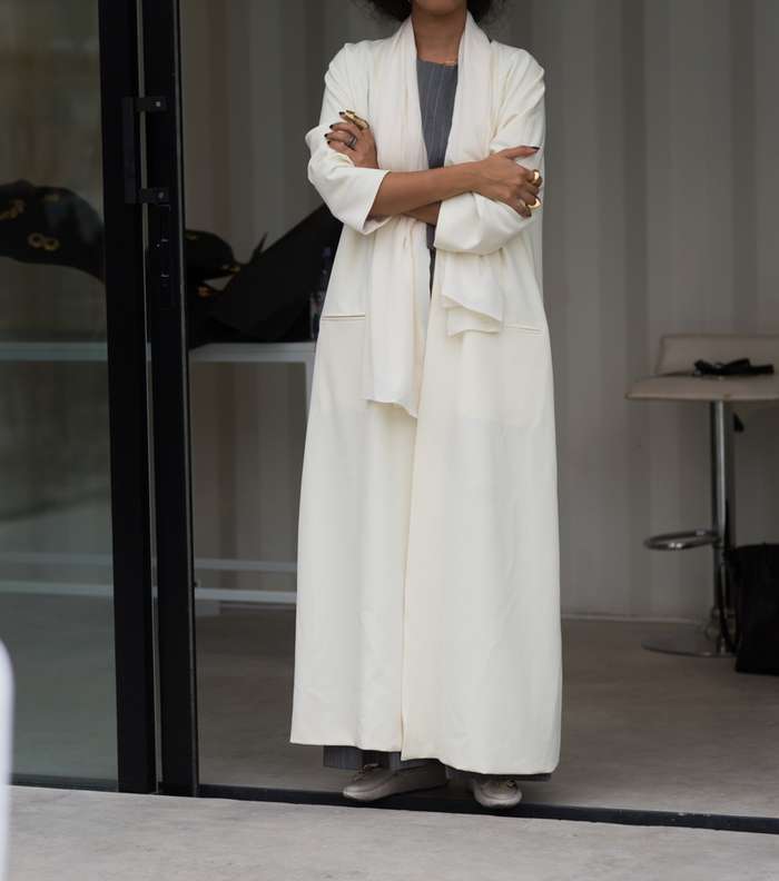 موضة السترة الفضفاضة الطويلة في شوارع دبي في اليوم الثاني من فاشن فوروورد