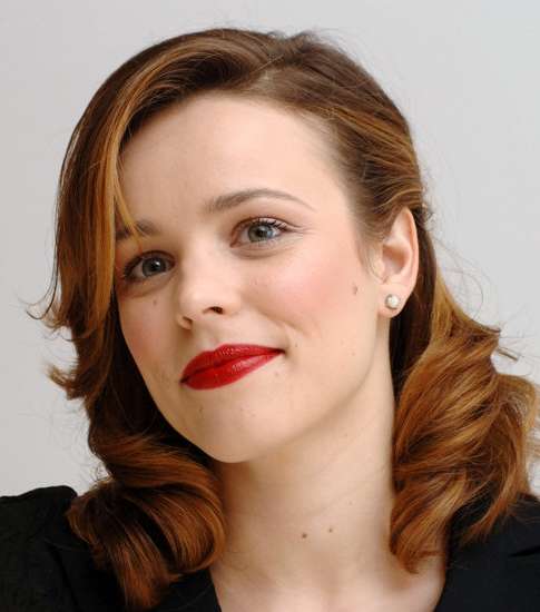 الأحمر...رفيق الشعر والشفاه!