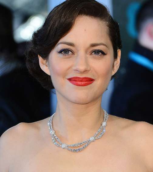 ماريون كوتيارد مع كعكة الـ Updo بالغرّة الجانبيّة وماكياج الريترو الأنيق