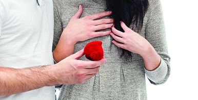 رجل يطلب الزواج من حبيبته