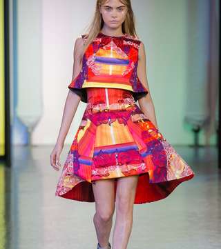 كارا ديليفين في عرض أزياء بيتر بيلوتو لصيف 2014