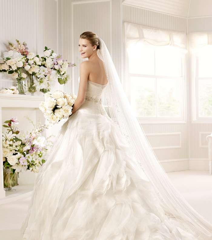 تصاميم La Sposa إشادة جميلة لقوام المرأة، من خلال قصات العنق الخيالية والأحزمة المدهشة