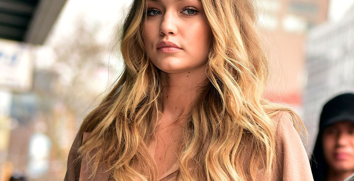 عادة يومية تقوم بها جيجي حديد بعد الاستحمام لتحصل على شعر لامع وكثيف!