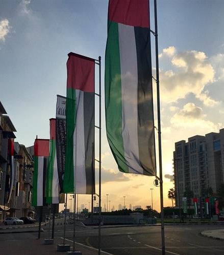 شوارع دبي امتلأت بأعلام الإمارات العربية المتحدة