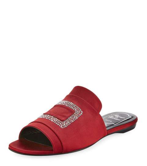 حذاء Roger Vivier الساتان مع البكلة العريضة لاطلالة مناسبة مع العباءة