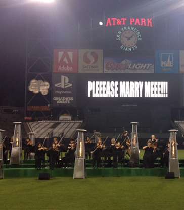 كانيي وست يطلب منها الزواج عبر الشاشة قائلاً: