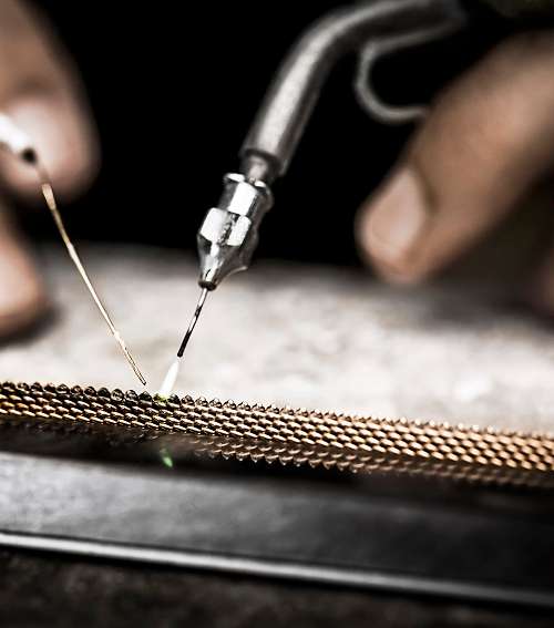 تعرفي على مراحل تصنيع ساعة La D de Dior Satine