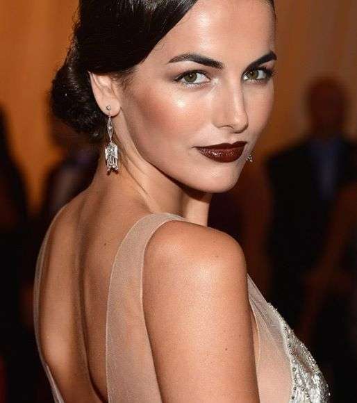 كاميلا بيل واختيار موفّق لأحمر شفاه منسجم ولون بشرتها 