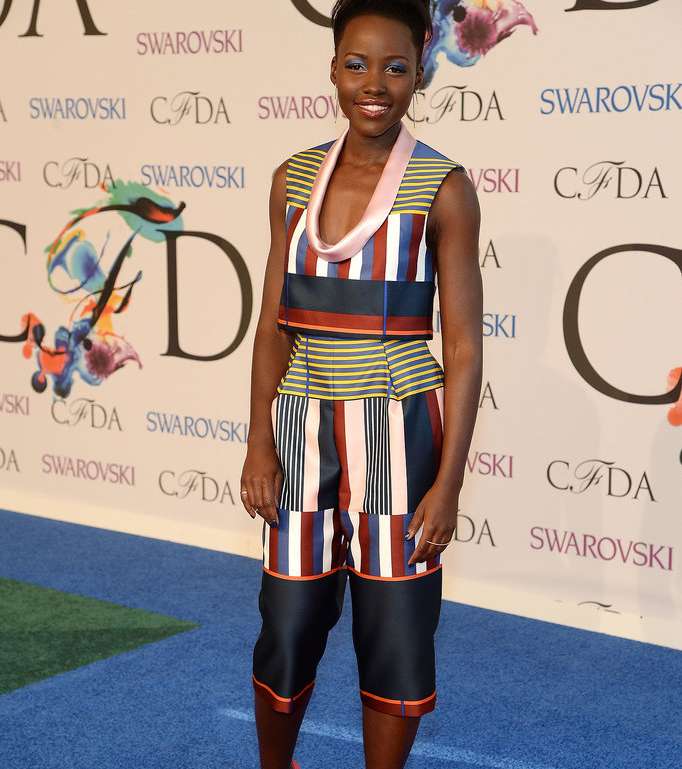 Lupita Nyong'o تتألق بتصاميم suno