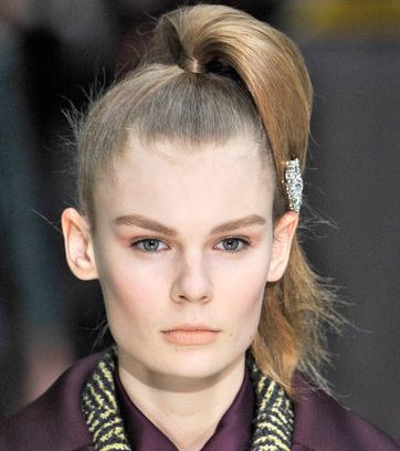 تسريحة ذيل الحصان والماكياج الأنيق مع Prada