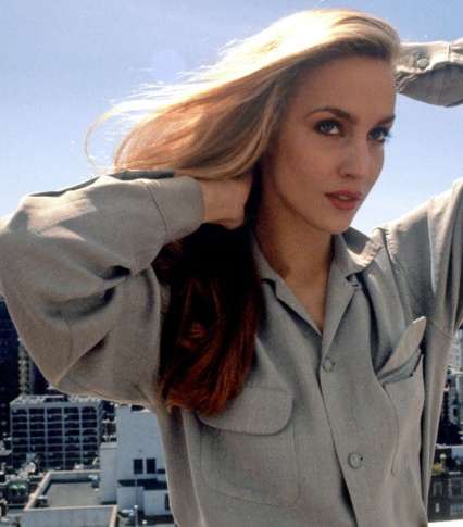 Jerry Hall تتألق بأول موديل من فساتين الـ Wrap سنة 1975