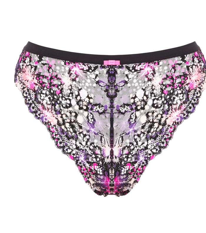 السروال الداخلي من الدانتيل من Marks & spencer